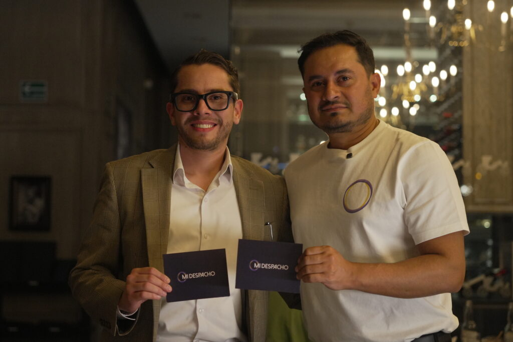 Erick Dour a la Izquierda y Abraham Flores Director Comercial de MiDespacho