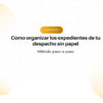 Hero header for a legaltech article: 'Cómo organizar los expedientes de tu despacho sin papel' with subtitle 'Método paso a paso', orange LEGALTECH badge, pale gradient circles in the background