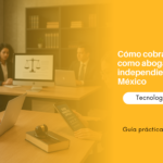 Abogados trabajando en una sala de oficina con laptops mientras aparece un anuncio naranja con texto promocional sobre cobrar honorarios como abogado independiente en México