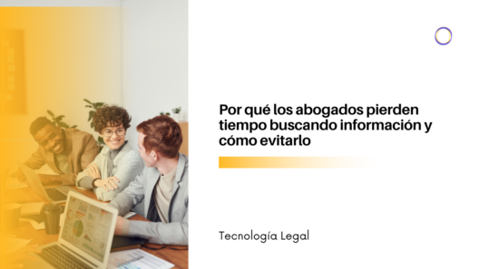 Equipo de tres abogados colaborando con laptops en una mesa; borde izquierdo con gradiente naranja, fondo blanco a la derecha, título en español: 'Por qué los abogados pierden tiempo buscando información y cómo evitarlo'.