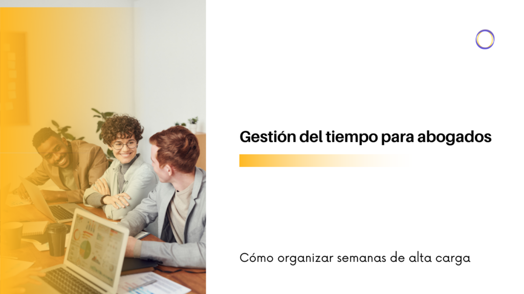 Equipo de abogados sonriendo y colaborando en una mesa de trabajo con laptops para un artículo sobre gestión del tiempo.