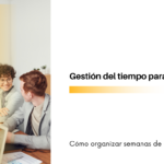 Equipo de abogados sonriendo y colaborando en una mesa de trabajo con laptops para un artículo sobre gestión del tiempo.