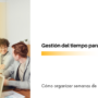 Equipo de abogados sonriendo y colaborando en una mesa de trabajo con laptops para un artículo sobre gestión del tiempo.