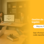 Banner de oficina legal: personas trabajando en laptops con una pantalla de balanzas, lado derecho con fondo naranja y texto promocional en español: Gestión de asuntos legales. Mejores Prácticas y subtítulo sobre expedientes.