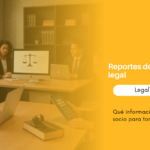 Lawyers working on laptops in a meeting; orange banner reads 'Reportes de gestión legal' and 'LegalTech'.