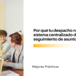 Team of professionals collaborating at a table with laptops; article hero titled in Spanish about a centralized matter-tracking system (Mejores Prácticas).