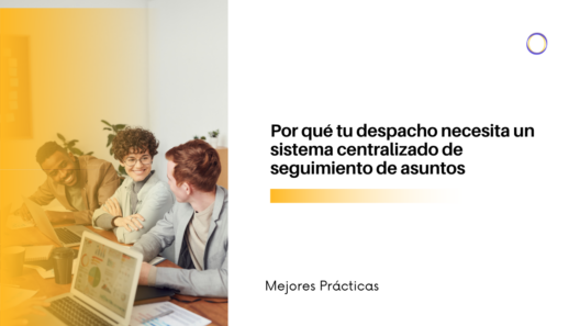 Team of professionals collaborating at a table with laptops; article hero titled in Spanish about a centralized matter-tracking system (Mejores Prácticas).