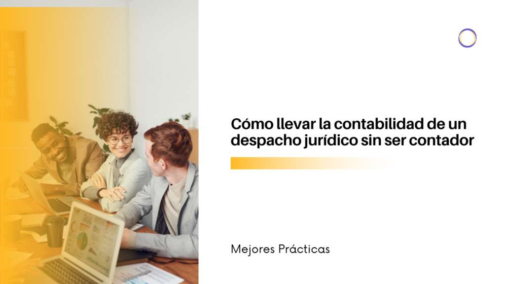 Imagen corporativa para un artículo: tres colegas en una reunión con portátil, junto al título en español sobre contabilidad en despachos jurídicos.