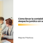 Imagen corporativa para un artículo: tres colegas en una reunión con portátil, junto al título en español sobre contabilidad en despachos jurídicos.