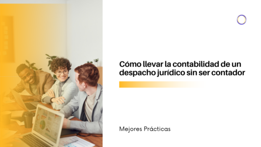 Imagen corporativa para un artículo: tres colegas en una reunión con portátil, junto al título en español sobre contabilidad en despachos jurídicos.