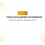 Título de la diapositiva: 'Cómo nunca perder una audiencia' con subtítulo 'Gestión de agenda en despachos jurídicos', badge naranja 'Mejores prácticas' en el centro sobre fondo con grid y círculos decorativos.