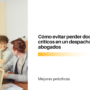 Equipo de abogados reunidos en una mesa de oficina, discutiendo documentos y gráficos con laptops, con un filtro naranja suave en la imagen izquierda (contenido informativo).