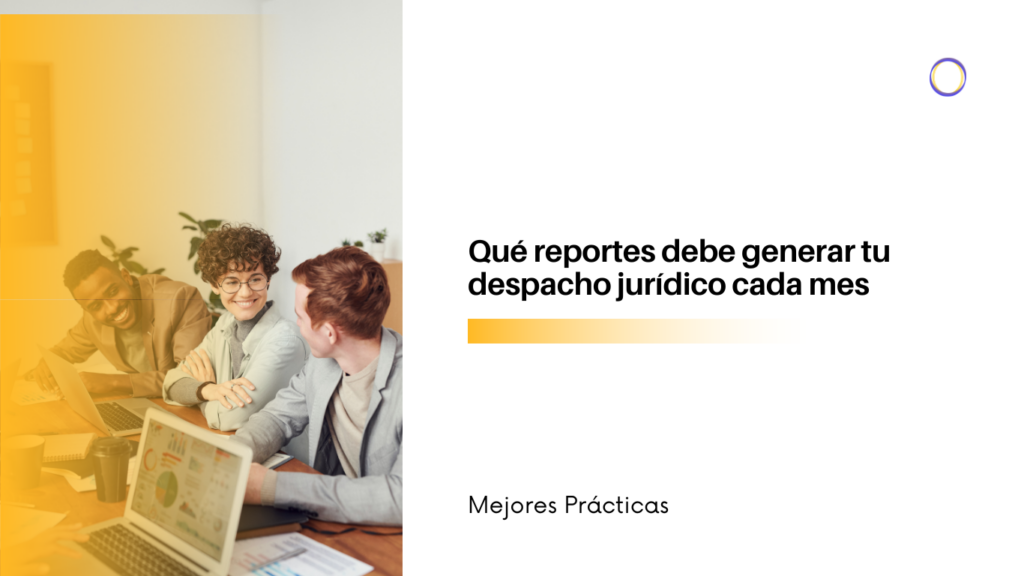 Three colleagues collaborate at a laptop-filled meeting; orange tint over the left side, with a bold Spanish title on the right.