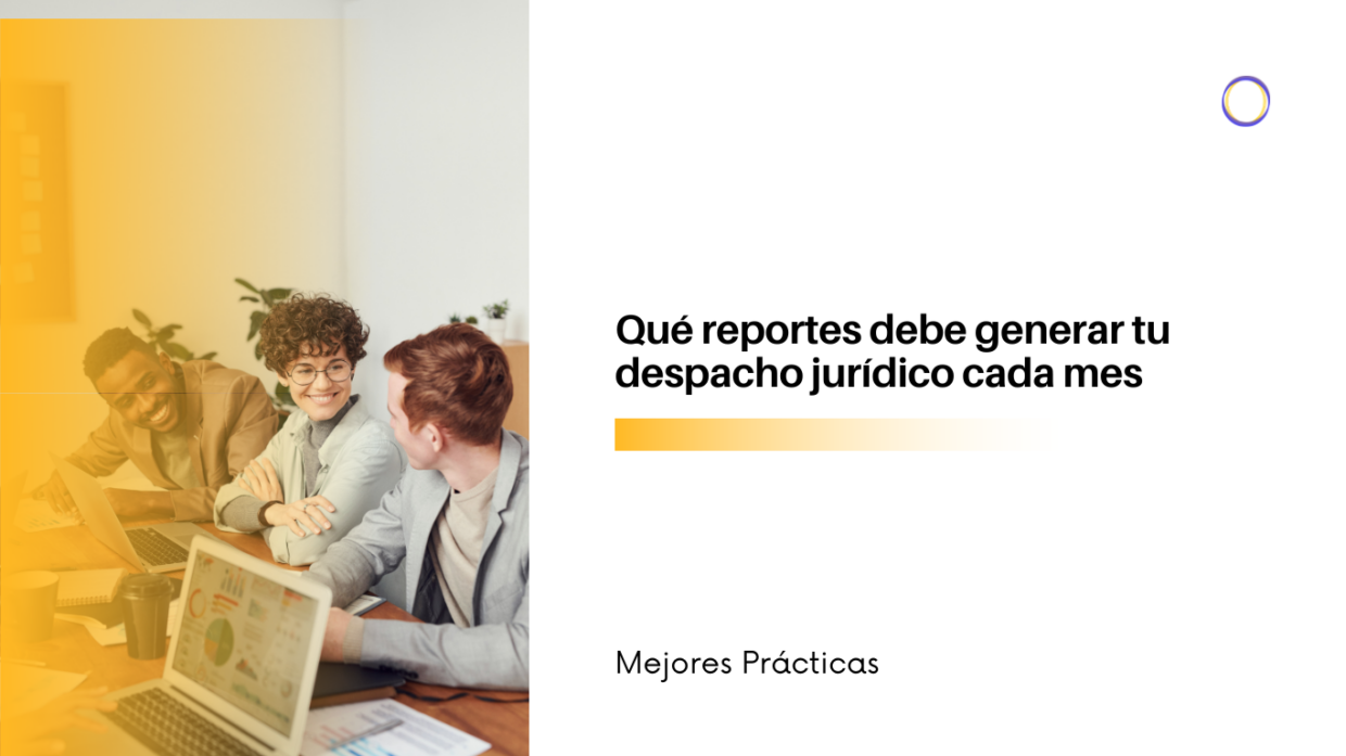 Three colleagues collaborate at a laptop-filled meeting; orange tint over the left side, with a bold Spanish title on the right.