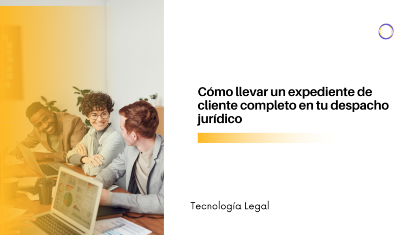 Equipo de tres profesionales en una oficina, sonriendo y trabajando en laptops; encabezado del artículo sobre tecnología legal en el fondo blanco.