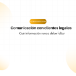 Banner informativo en español: título 'Comunicación con clientes legales' y subtítulo 'Qué información nunca debe faltar', con un sello amarillo 'Tecnología Legal' y círculos difusos en el fondo.