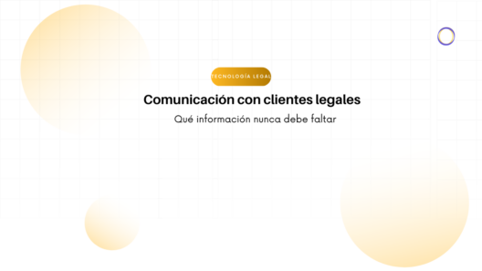 Banner informativo en español: título 'Comunicación con clientes legales' y subtítulo 'Qué información nunca debe faltar', con un sello amarillo 'Tecnología Legal' y círculos difusos en el fondo.