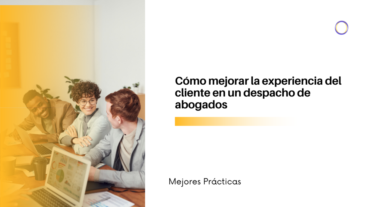 Tres profesionales de un despacho legal trabajan juntos en una mesa, con un tono naranja en la izquierda; título en español sobre la experiencia del cliente y la frase 'Mejores Prácticas'.