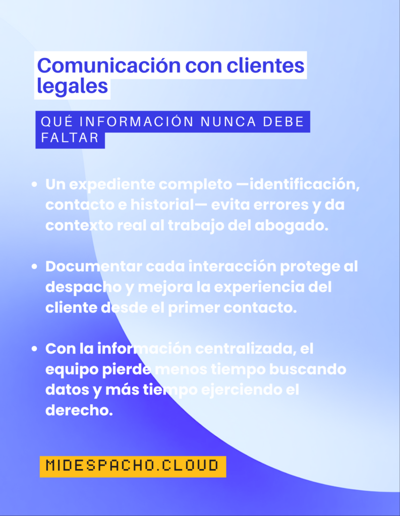 Título de diapositiva: 'Comunicación con clientes legales'; subtítulo 'Qué información nunca debe faltar' en fondo azul, con diseño en blanco y amarillo de marca.